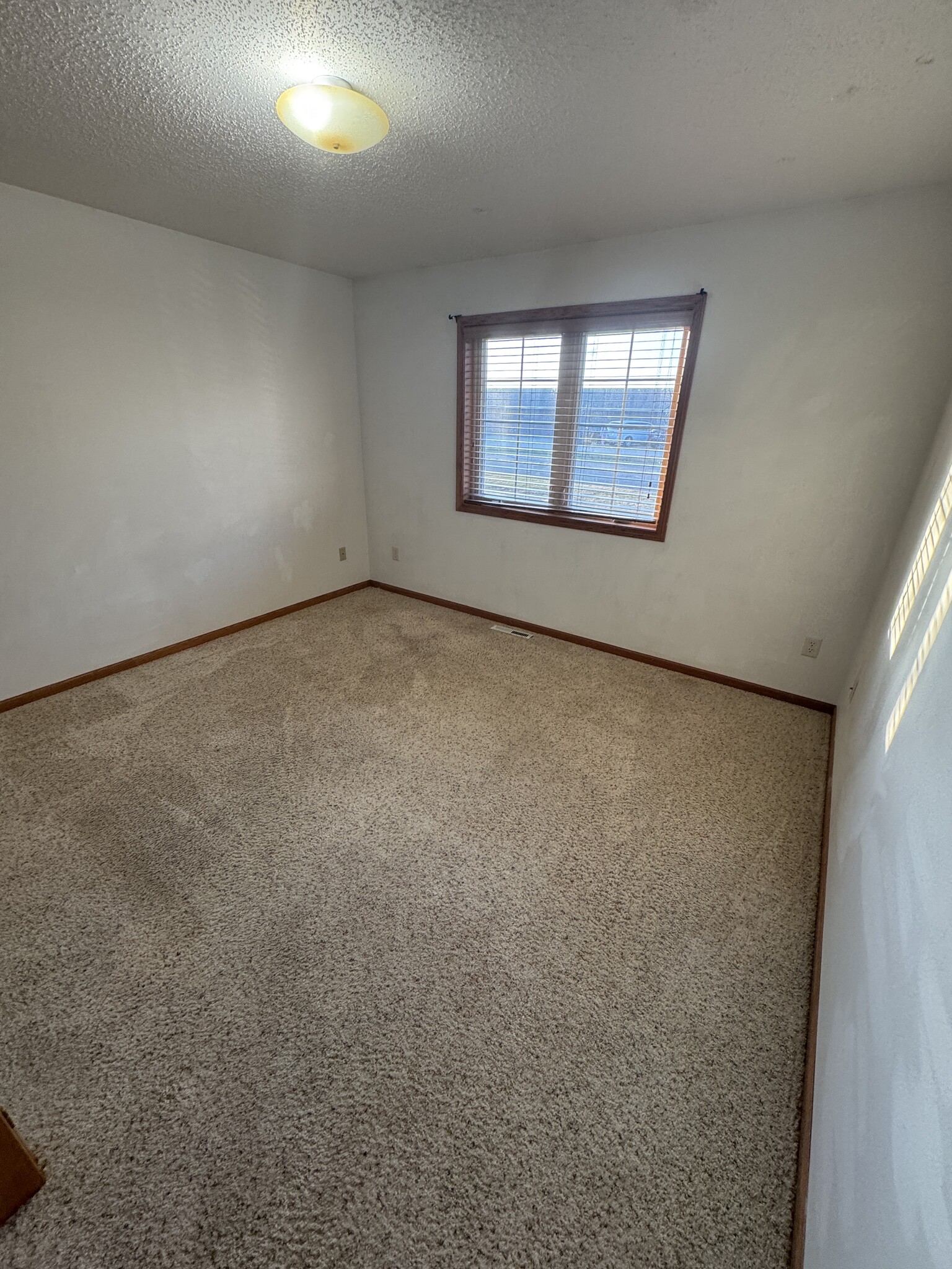 Building Photo - 155 Meadow Ln