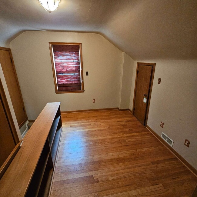 Building Photo - This charming 3-bedroom, 1.5-bathroom hous...