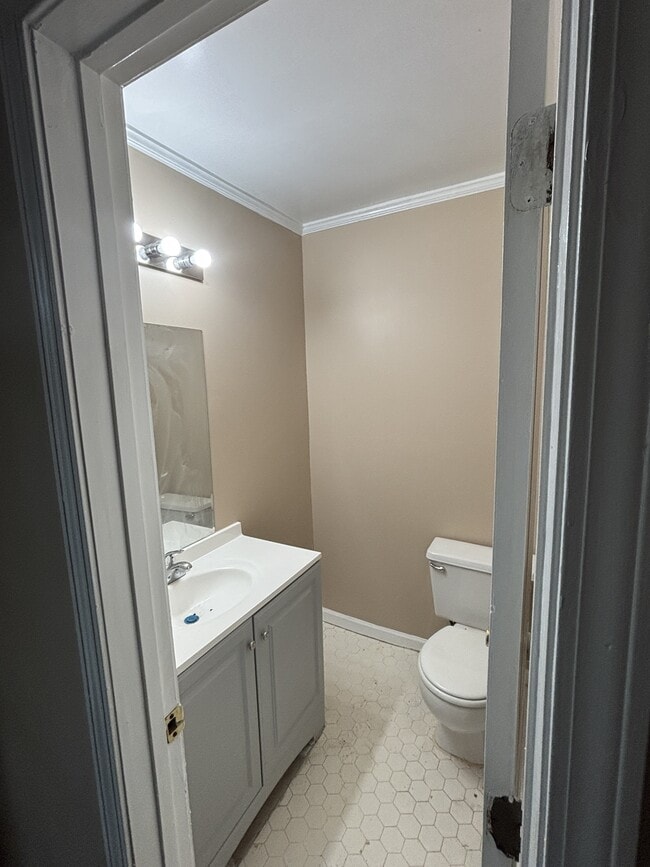 Building Photo - 3895 St Elmo Ave