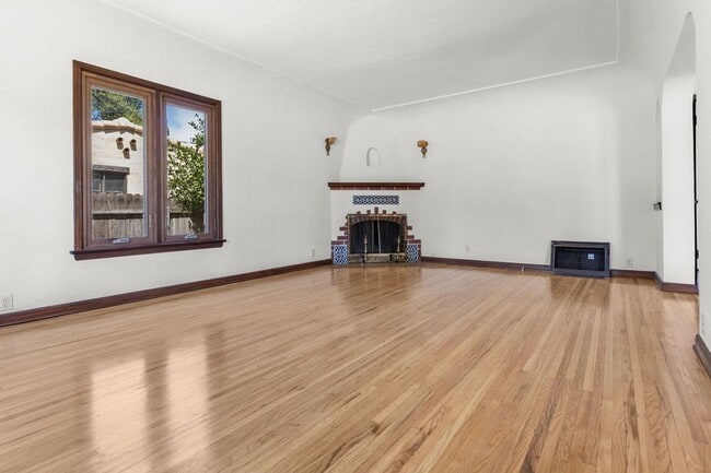 Building Photo - Wood Street Charmer - 3 Bed / 2 bath (Front House)