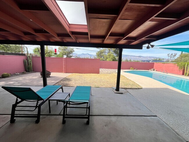 Building Photo - East- 3 bedroom/ 2 bathroom home with sparkling pool!