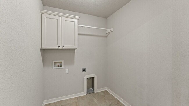 Building Photo - 3960 Deerhurst St