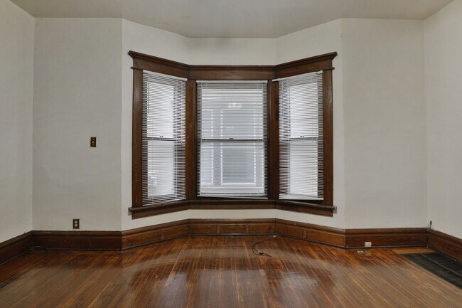 Building Photo - Large 5 Bedroom North Campus Townhouse - 1st house from High Street