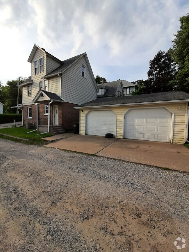 Building Photo - 3 bedroom Moline house with 2 car garage!