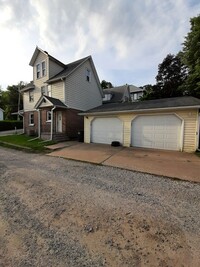 Building Photo - 3 bedroom Moline house with 2 car garage!