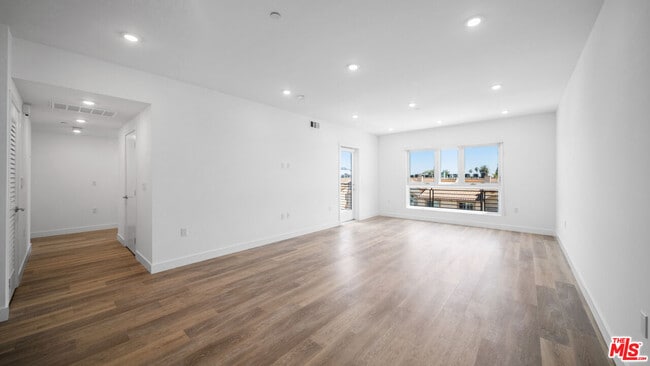 Building Photo - 5153 W Maplewood Ave