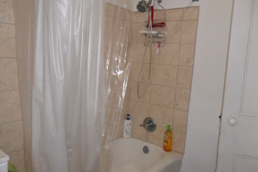 Bathroom - wall tile - 210 N Geneva St