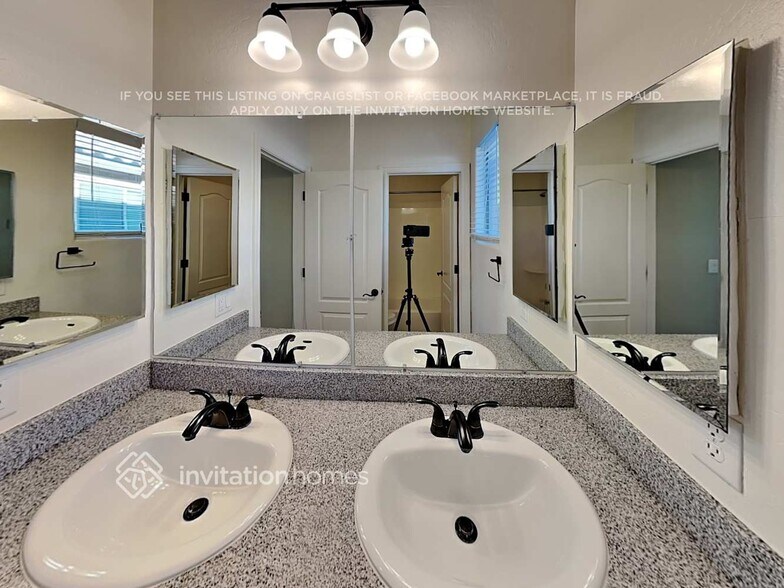 Building Photo - 14541 W Maui Ln