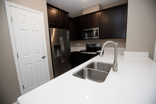 Building Photo - Like new 3 bedroom 2.5 bath townhome is Oa...