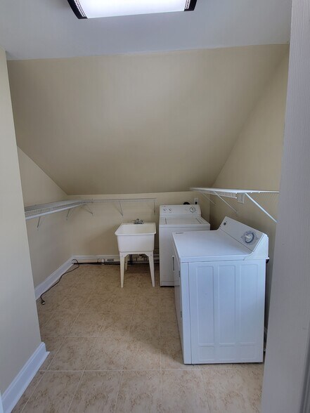 Building Photo - 933 Bleigh Ave