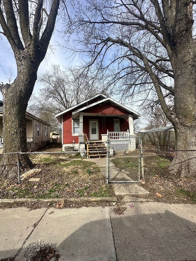 Building Photo - Spacious, northside getaway!