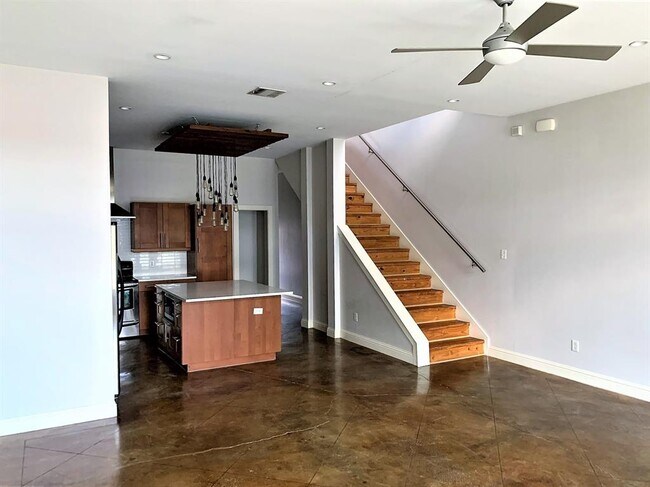 Building Photo - 1811 S Ervay St