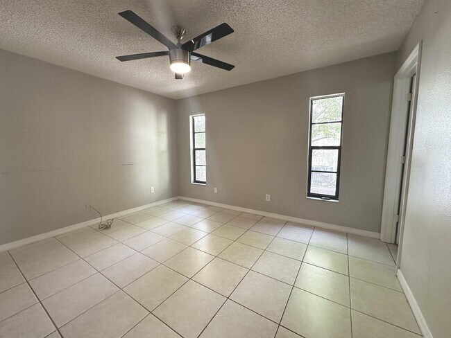 Building Photo - "Charming 2-Bed, 2-Bath Oasis in Vibrant T...