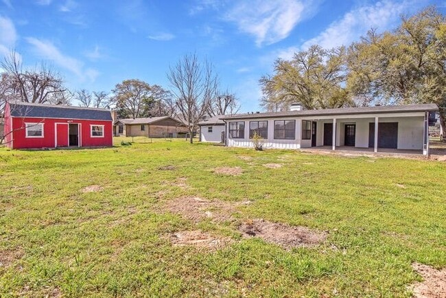 Building Photo - Available Now! Newly Remodeled 4 Bed 3 Bat...
