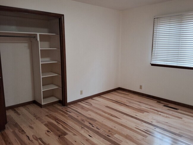 Building Photo - Oak Ridge 37830 - 4 bedroom 2.5 bath - call Sharon Arnwine 865-313-7215