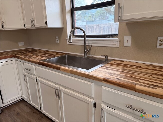 Building Photo - 1616 Lonesome