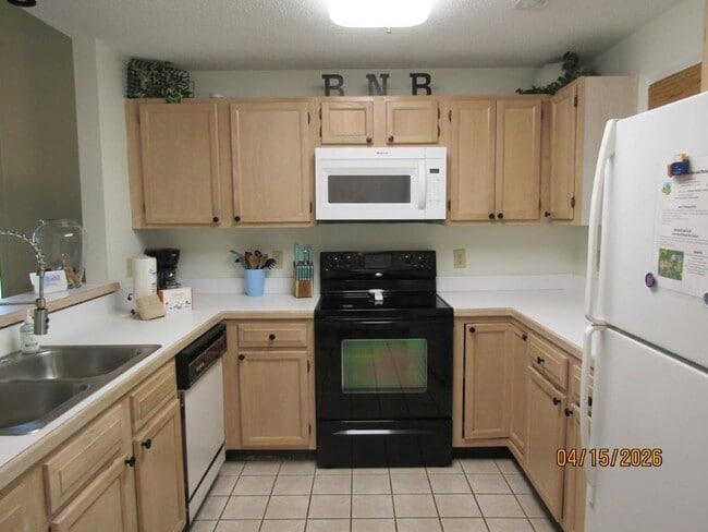 Building Photo - 1221 Lake Dr