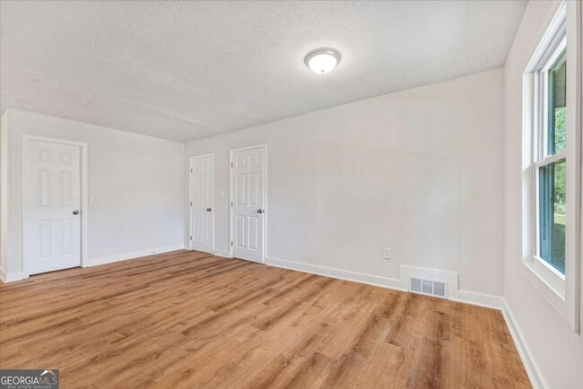 Building Photo - 2905 Gresham Rd S E