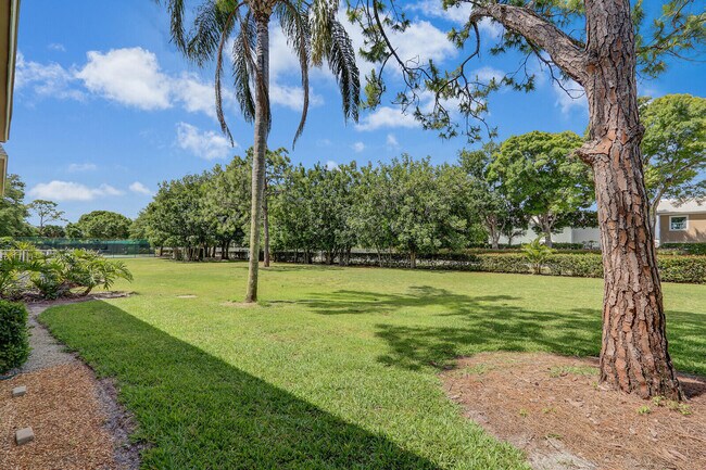 Building Photo - 18081 SE Country Club Dr