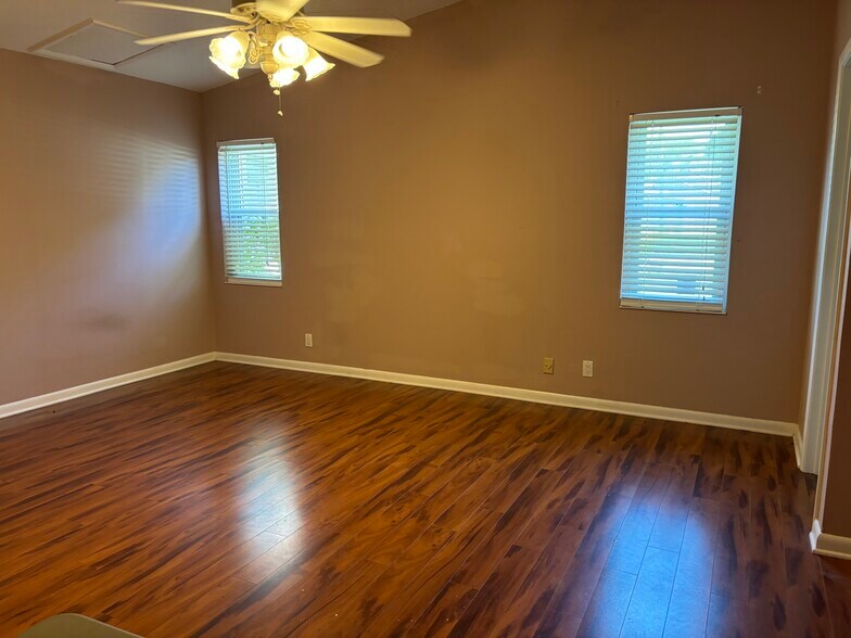 Building Photo - 2 Windermere Pl