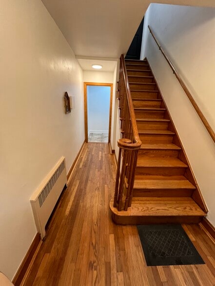 Common entry / foyer - 116 Cumberland Ct