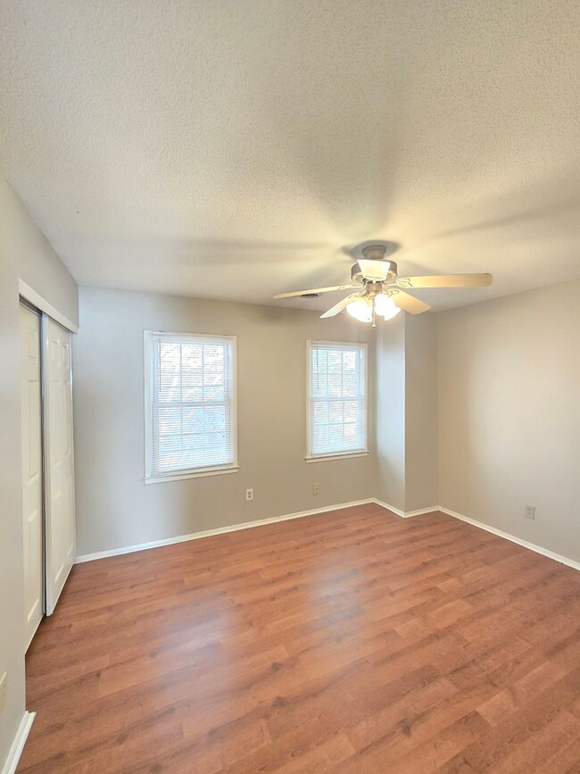 Building Photo - STONESTHROW - 2 Bedroom Townhome - Perfect...