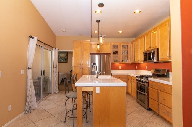 Building Photo - Beautiful 2 Bedroom / 2 Bath Condo in Desi...