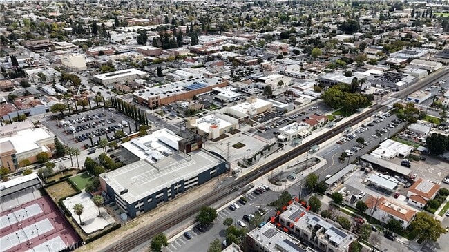 Building Photo - 501 W Maple Ave
