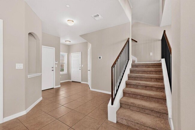 Building Photo - 1620 Bryant Dr