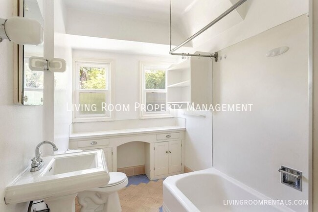 Building Photo - 5026 N Commercial Ave