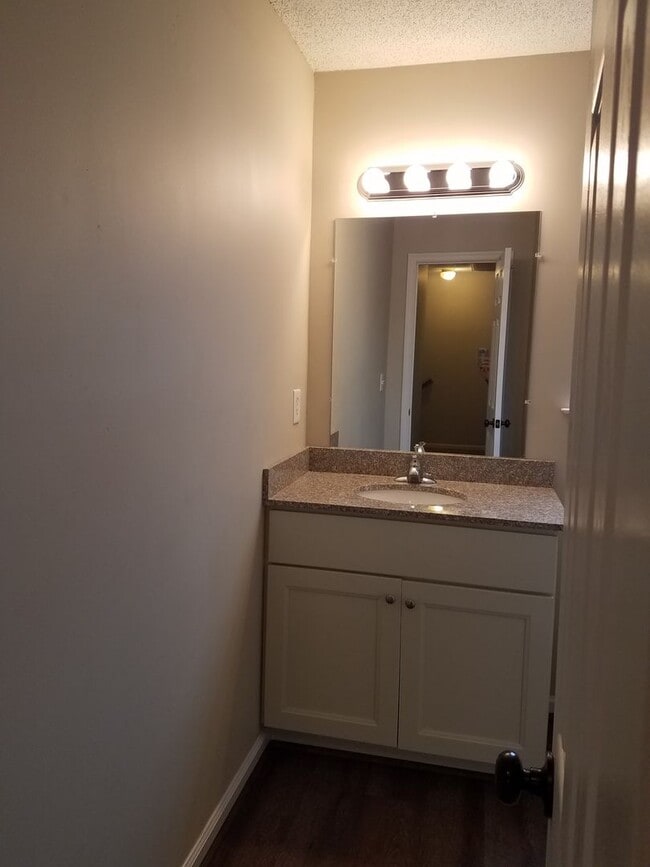 Building Photo - Beautiful 3 Bedroom in Quiet Neighborhood