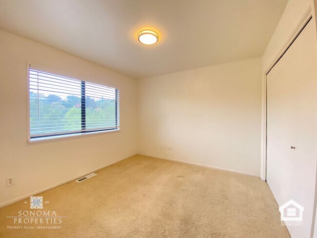 Building Photo - 3+ Bedroom / 2 Bathroom Home with Sunroom & Beautiful Views