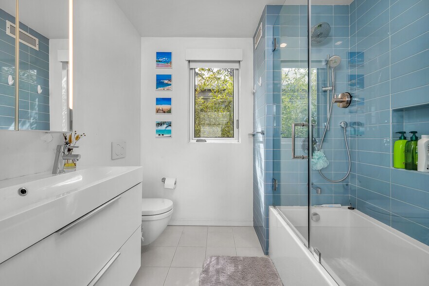 Full bathroom for 3 bedrooms - 718 Marine St