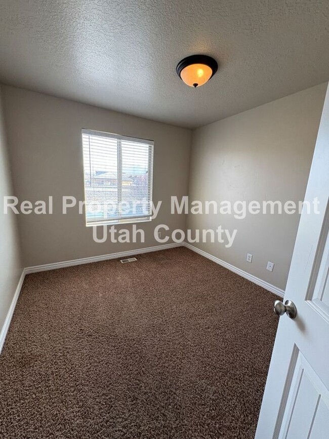 Building Photo - 2477 Garden Dr