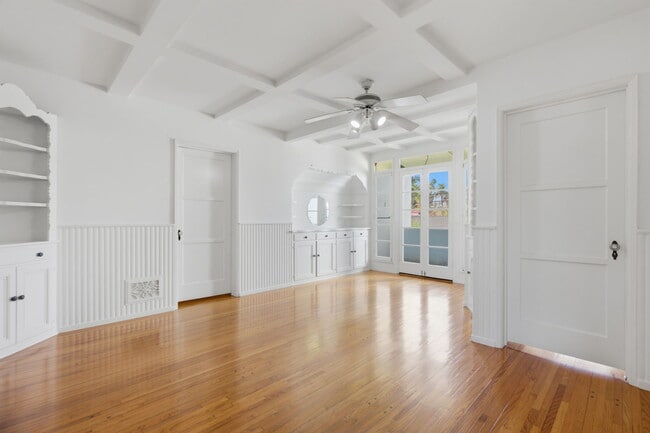 Building Photo - 307 S Doheny Dr