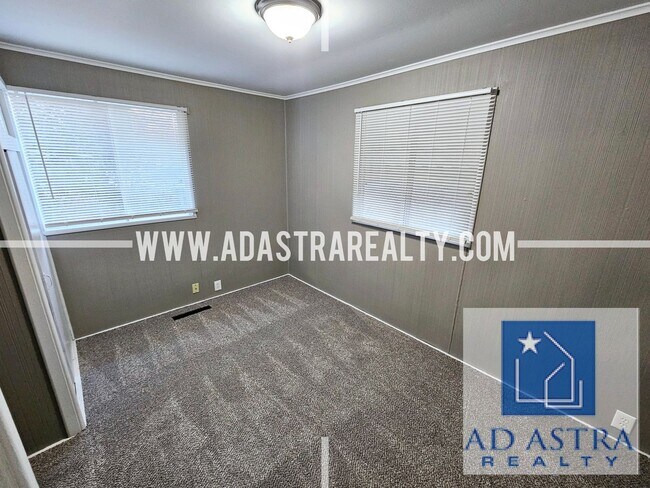 Building Photo - 3 Bedroom 1 Bathroom Home in Gladstone-Ava...