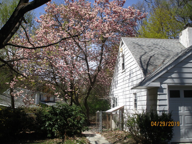 Building Photo - 138 Old Niskayuna Rd