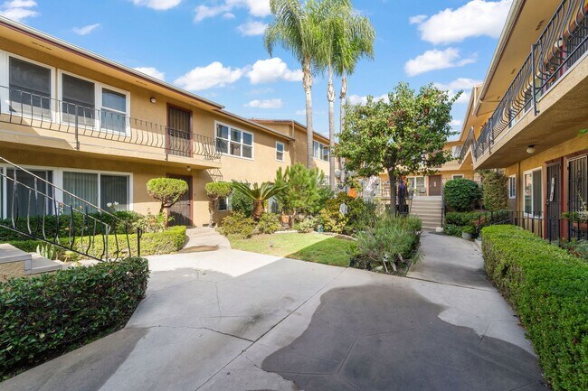 Building Photo - 2 Bed 1 Bath Updated Gated Condo Near Beac...