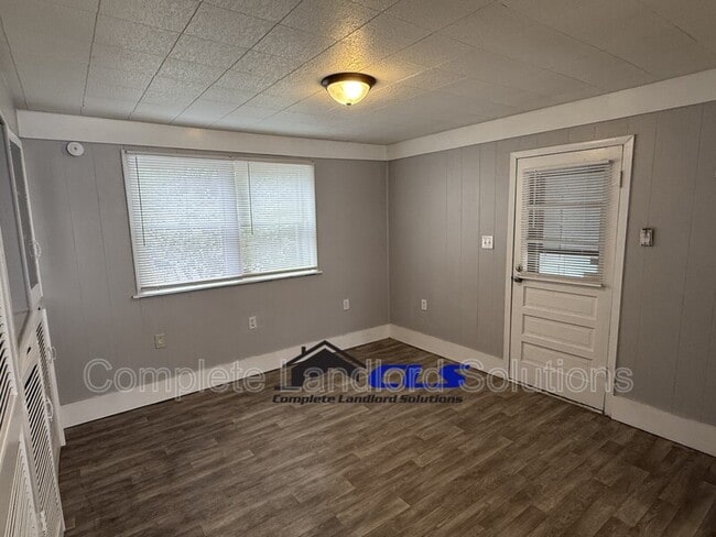 Building Photo - 2401 Garfield Ave