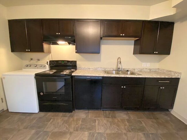 Building Photo - Reno Duplex - 1 Small Pet Friendly, Garage, Dishwasher, Washer/Dryer Inside Unit