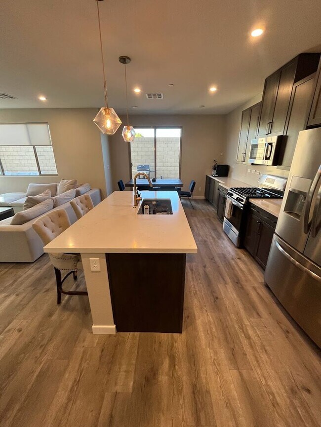 Building Photo - Beautiful 3 Bedroom Townhome in the Southw...