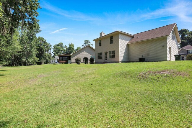Building Photo - 3 bedroom 2.5 bath with bonus room in Lega...