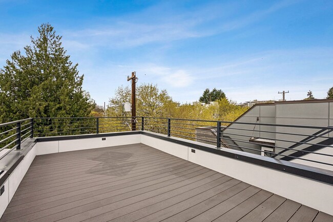 Building Photo - Judkin Parks Townhome