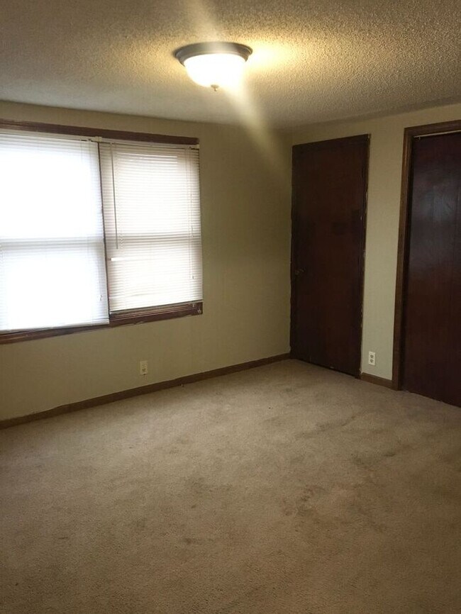 Building Photo - 3 bedroom / 1 bath house for rent - $1100-...