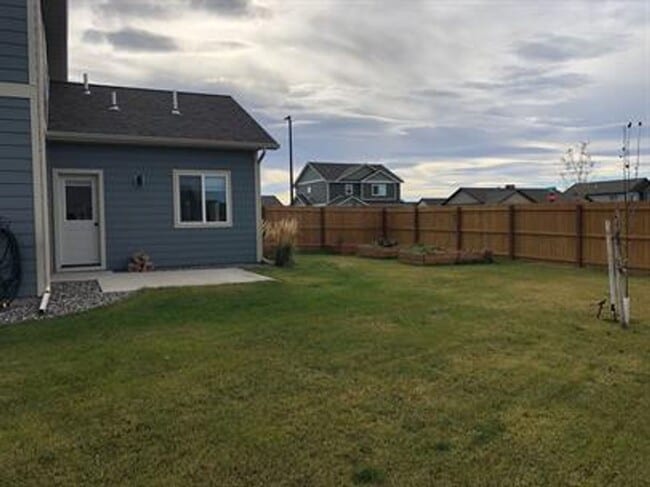 Building Photo - 4 bedroom 3 bath home in Ryen Glenn