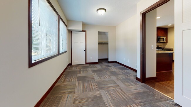 Building Photo - Recently renovated  7 bedroom house