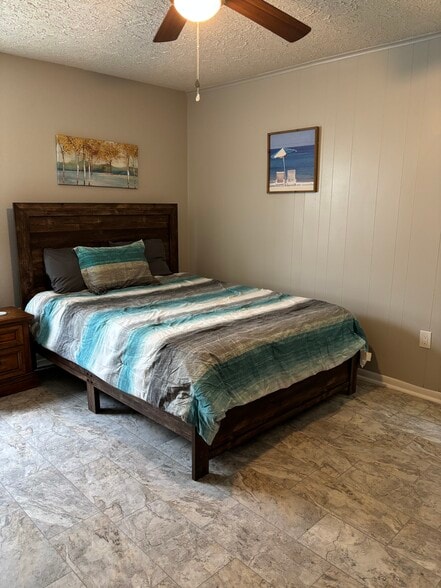 3rd bedroom queen - 11717 Douglas Ln