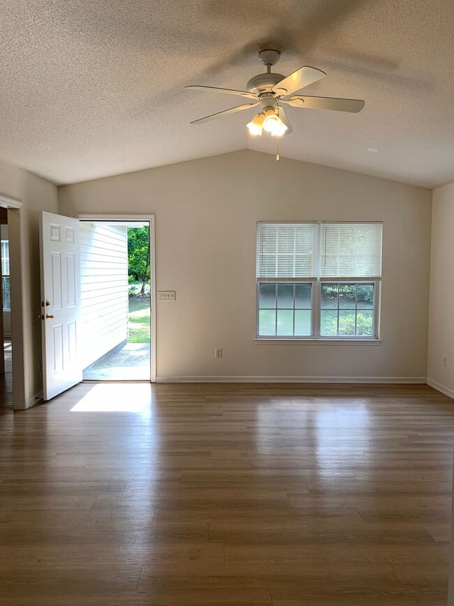 Building Photo - Three Bedroom, Two Bath House on Masonboro Loop