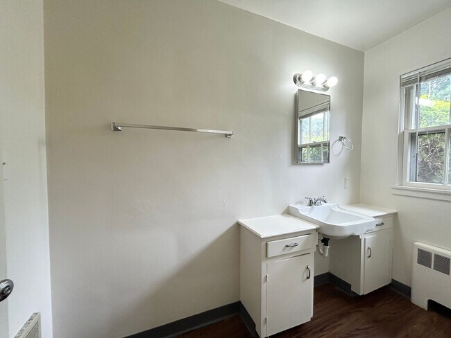 Building Photo - One Bed, One Bath, Vintage Charmer!