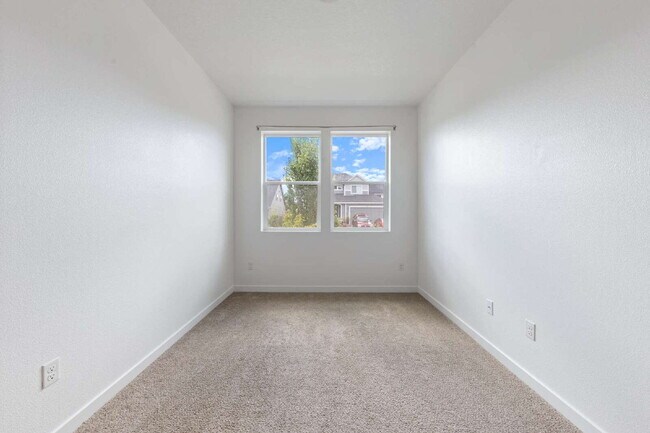 Building Photo - Large Recent Construction Home with Bonus Room!